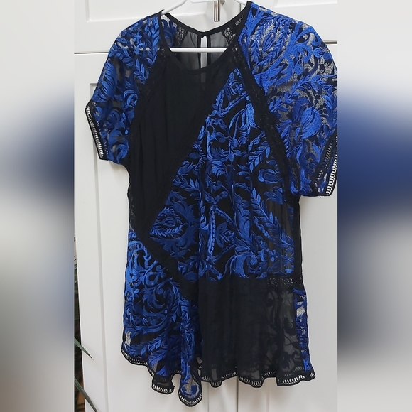 Karen Kane lace top - Picture 2 of 9